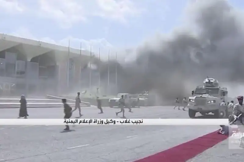 Аэропорт Йемена подвергся минометному обстрелу