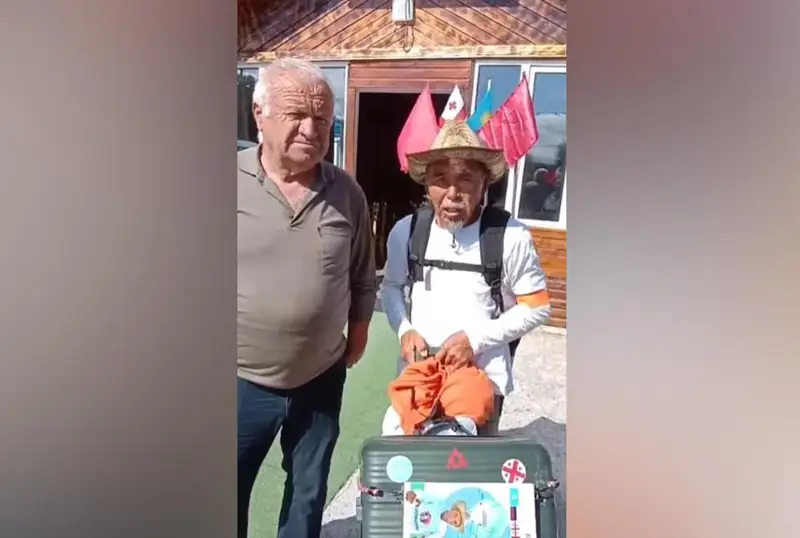 Дунё бўйлаб пиёда саёҳатга чиққан қозоғистонлик оқсоқол Грузияга етиб борди