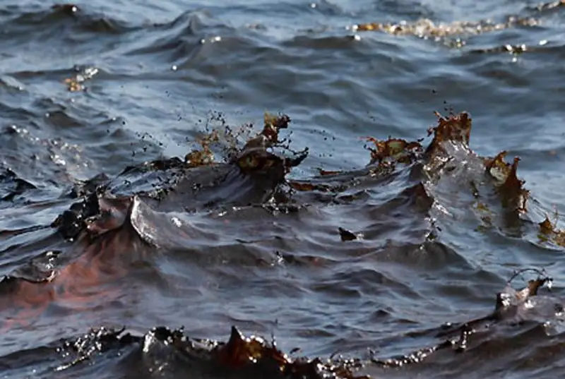 Форс кўрфазидаги Эрон портидан нефть тўкилди