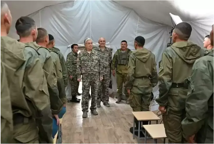 مەملەكەت باسشىسى دالالىق اسكەري لاگەردە ساربازدارمەن اڭگىمەلەستى