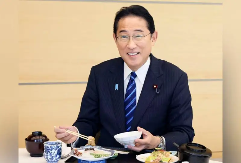 Япония бош вазири жамоатчилик ташвишларини тинчлантириш учун Фукусима денгиз маҳсулотларини ўзи татиб кўрди