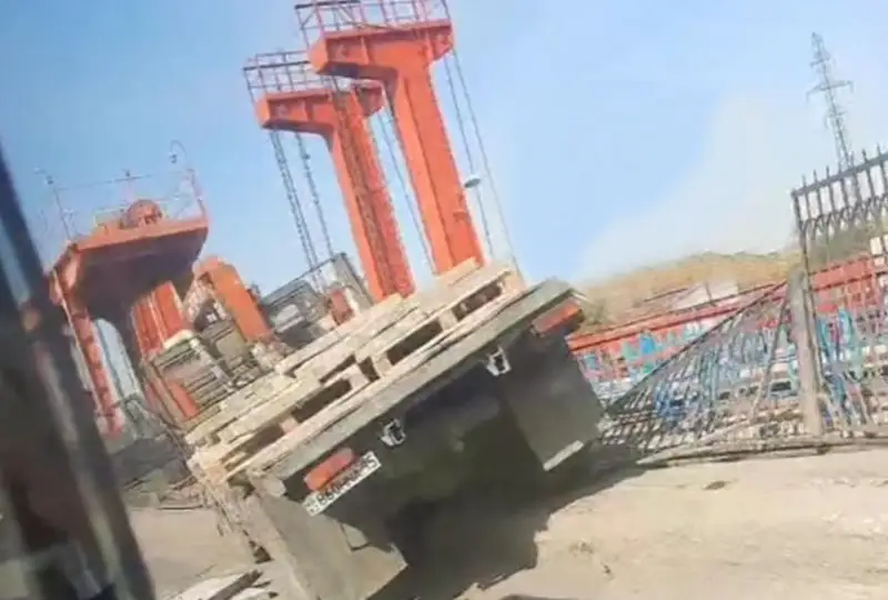 Камаз снес ограждение на дамбе в Петропавловске