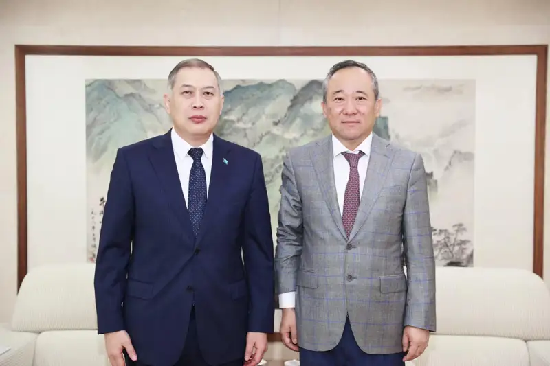 哈萨克斯坦驻华大使会见北京语言大学校长