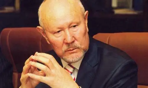 ول کوککە ساۋساقتارىن سالالاي تاراقتاپ، ءار ءسوزىن ساقاداي سالماقتاپ، شالقايا قاراپ، شابىتتانا سويلەۋشى ەدى - ءابىش کەکىلبايەۆ