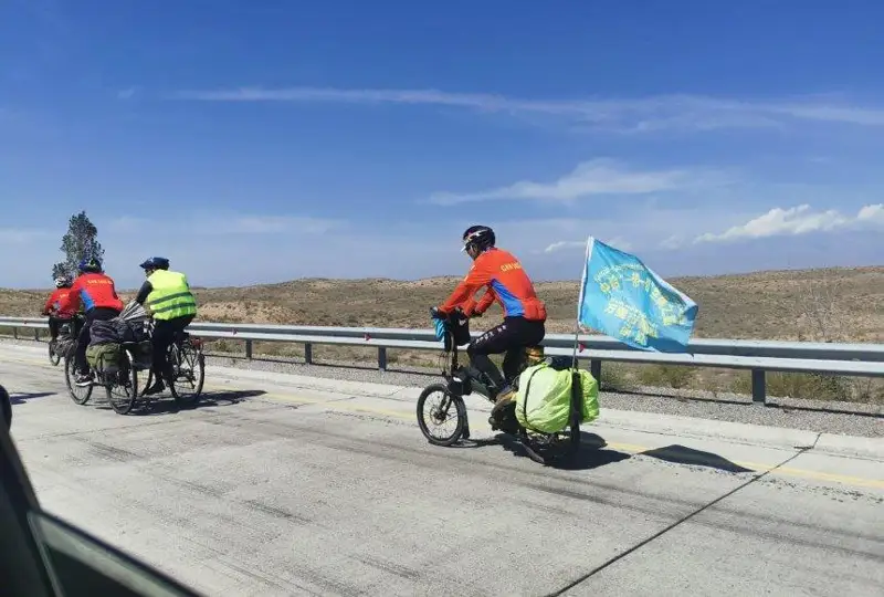 Сиань-Алмати дўстлик велосайли иштирокчилари Қозоғистон чегарасини кесиб ўтди