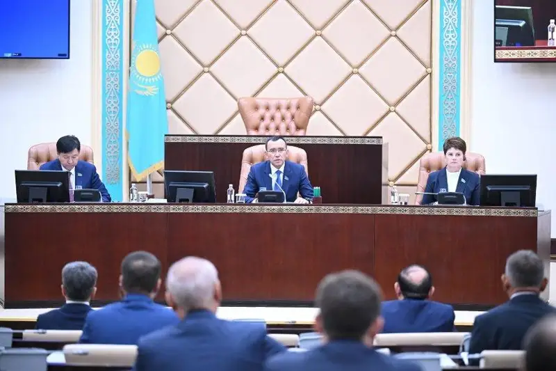 مەملەكەت باسشىسى قولعا العان ساياسات بارشاعا تەڭ مۇمكىندىك بەرۋگە باعىتتالعان - ماۋلەن اشىمبايەۆ