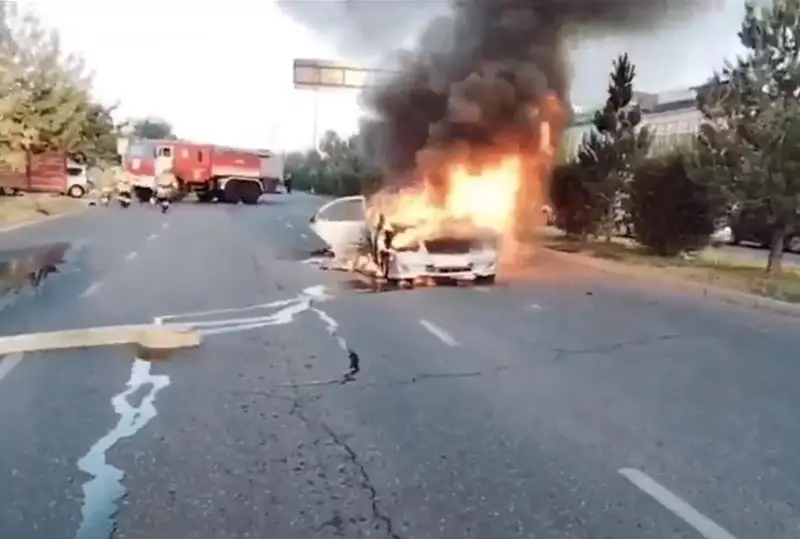 Мерседес полностью сгорел на дороге в Шымкенте