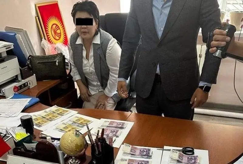 Bishkekte bir aptada tórt mekteptiń dırektory paramen ustaldy
