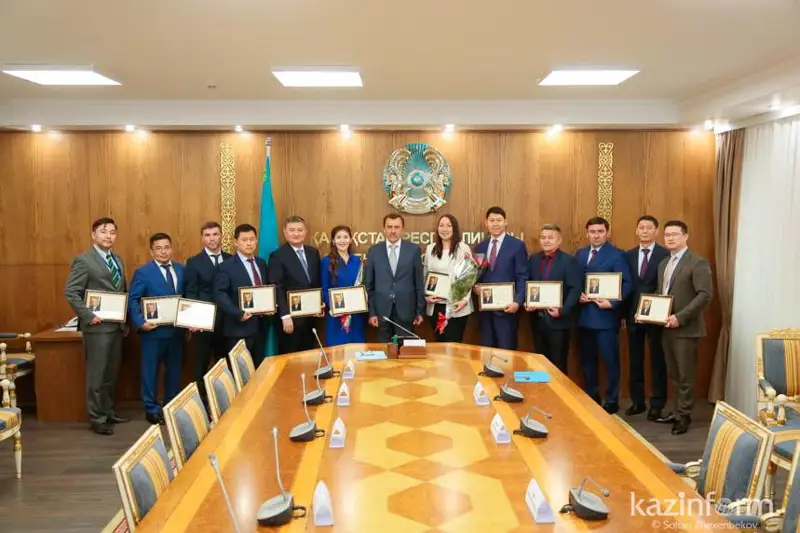 قازاقى ءيت تۇقىمدارىن تانىتۋعا ۇلەس قوسقاندار پرەزيدەنت العىس حاتىمەن ماراپاتتالدى