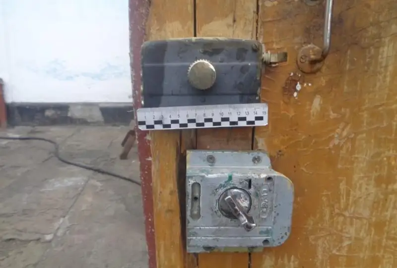 ش ق و-دا قاريانى ۇرىپ-سوعىپ، سكوتچپەن بايلاعان ۇرىلار ونىڭ ۇيىنەن ماردىمدى اقشا تاپپاعان