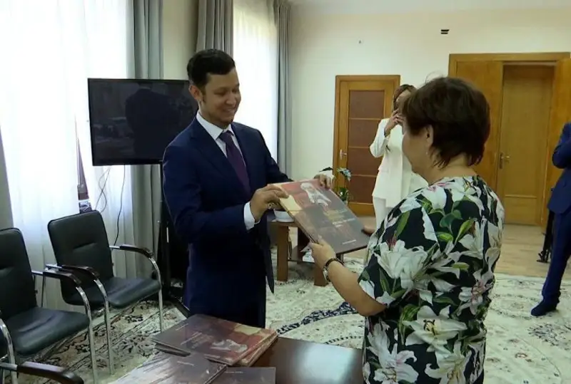 «Qazaqmys» Almaty mektepterine 2 myń dana jańa kitap tapsyrdy
