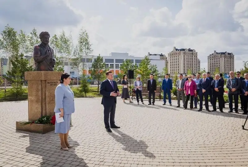 Астанада буюк олим ва мутафаккир Абу Али ибн Сино бюсти очилди