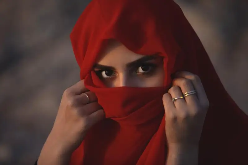 بەتتى تۇمشالايتىن كيىم كيۋگە، كوپ ايەل الۋعا زاڭمەن تىيىم سالدى