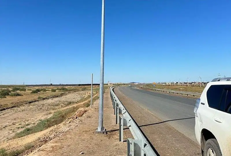 اتىراۋدا سالىنىپ جاتقان جولدىڭ جيەگىن جاڭبىر سۋى شايىپ كەتتى