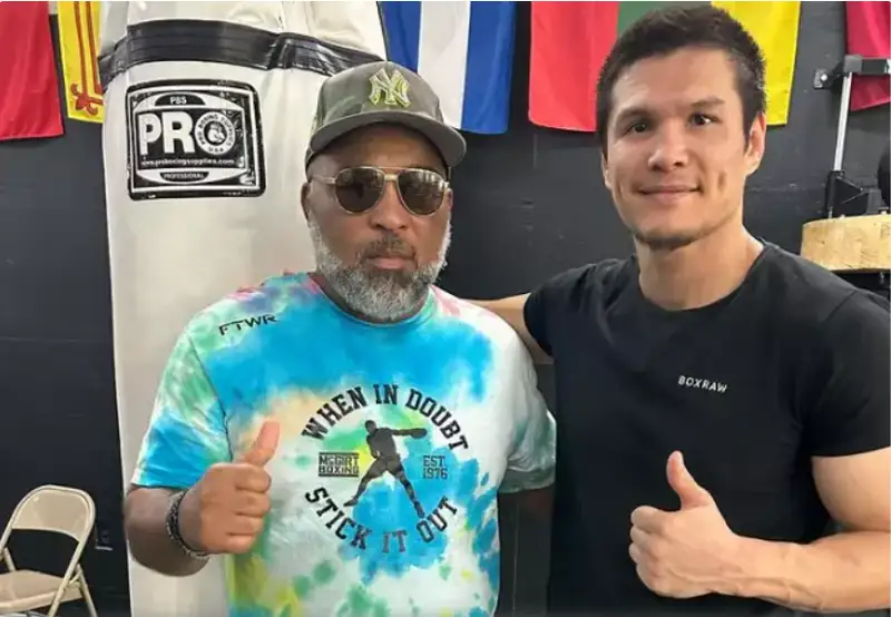 دانيار ەلەۋسىنوۆ جانىبەك ءالىمحان ۇلىنىڭ بۇرىنعى باپكەرىمەن جاتتىعا باستادى