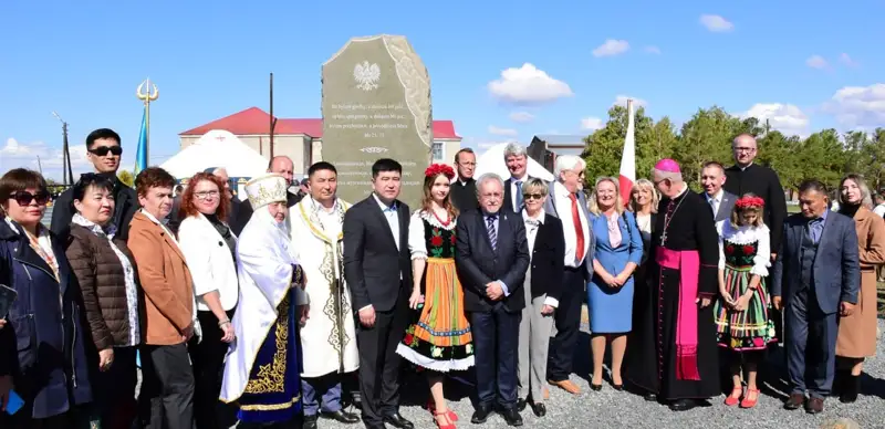 Ақмолалық поляктар қазақ халқына арнап ескерткіш орнатты