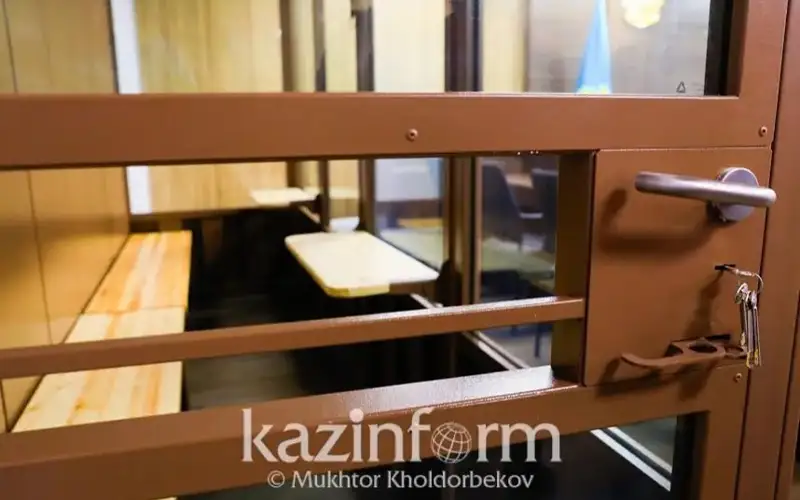 Túrkistan oblysynda oqýshy qyzdy óltirip, denesin sýǵa aǵyzyp jibergen eki jigittiń soty bastaldy