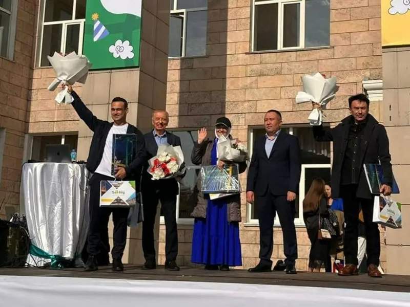 Mayor of Semey Nurlan Nursagatov (second from the right) congratulates residents on City Day Mayor of Semey Nurlan Nursagatov (second from the right) congratulates residents on City Day