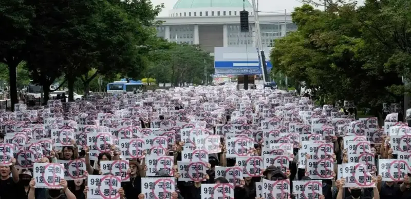 Ońtústik Koreıa mektepterinde muǵalimderdiń ata-analarmen sóılesken sáti qurylǵyǵa jazylady