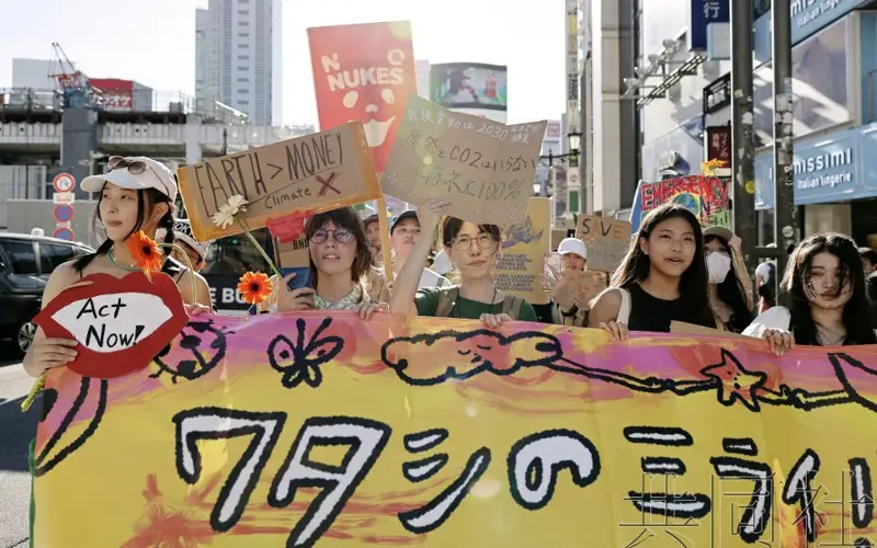 日本年轻人举行街头游行 呼吁实现可再生能源社会