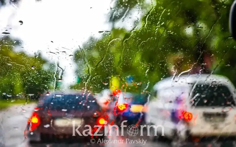 Более 45 бригад и 165 единиц спецтехники из-за дождя дежурят на улицах Алматы 