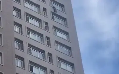 20-қабаттағы терезеде ілініп тұрған