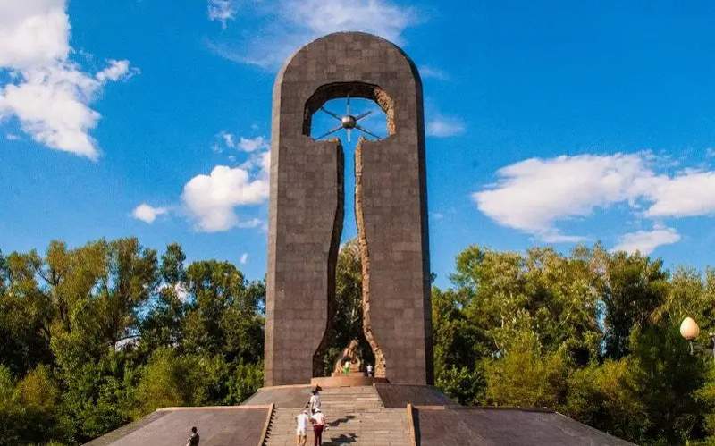 Монумент “Сильнее смерти” Монумент “Сильнее смерти”