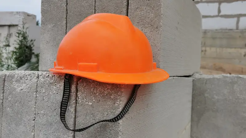 разбился на стройке 