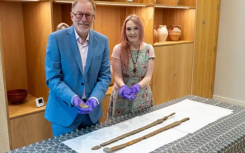 Римские кавалерийские мечи в ножнах обнаружили в Англии 