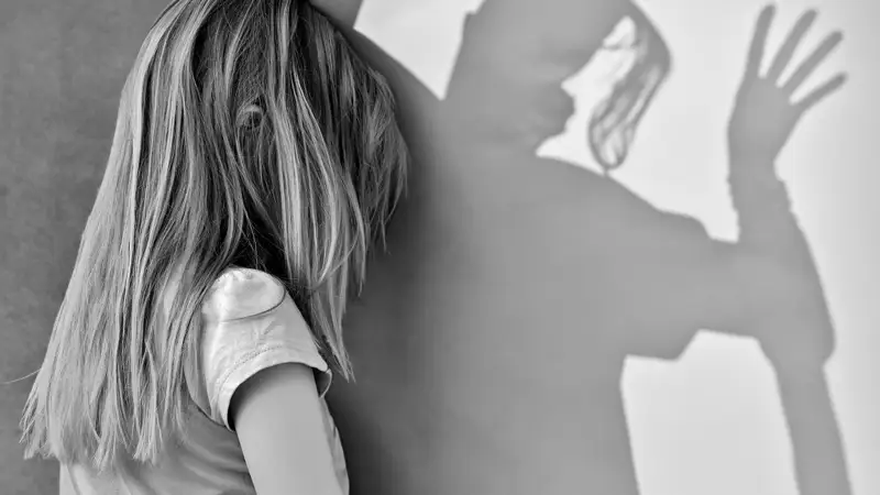 Памела Андерсонның трафарет болғанын онлайн көріңіз. Жас жігіт егде әйелге оральды секс жасаған.