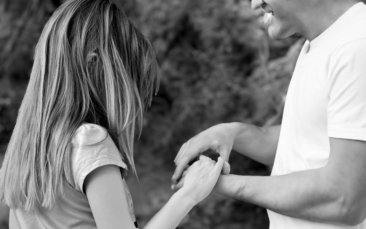 Порно: Бір жігітті байлап, сыпырған.