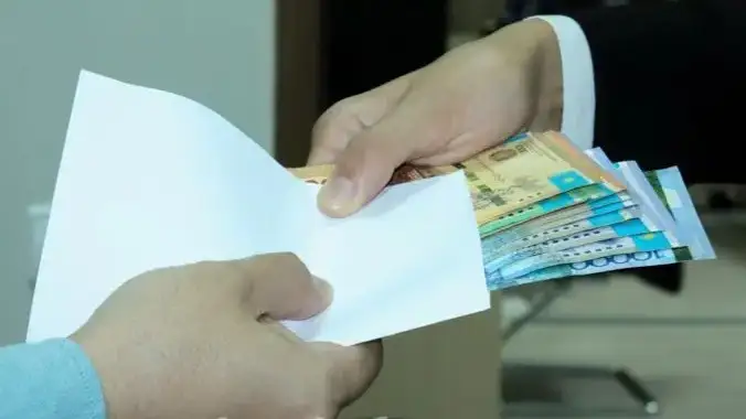 конверт с деньгами