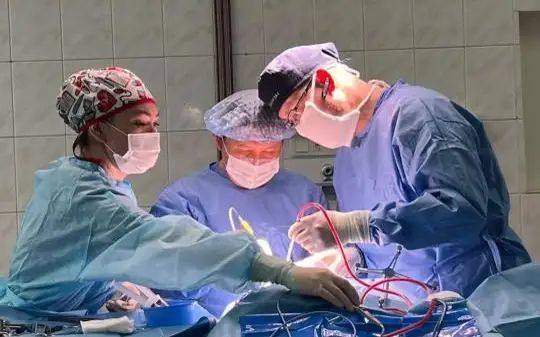 Almaty dárigerleri epılepsııanyń aýyr túrine shaldyqqan naýqasqa kúrdeli ota jasady
