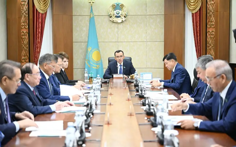 参议院议长主持召开主席团会议