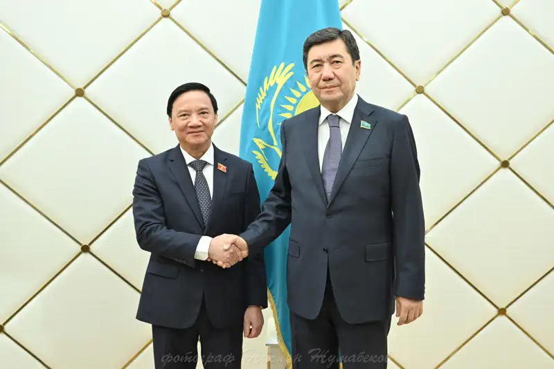 霍沙诺夫会见越南国会副主席阮克定
