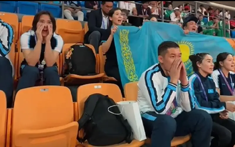 Поклонники Димаша и студенты в Китае болеют за сборную Казахстана на Азиаде
