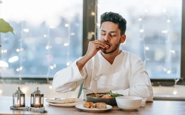 ҚОЛМЕН ТАМАҚ ЖЕУ