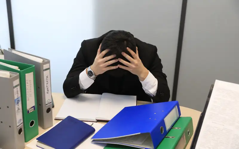 Работать больше и получать мало, как это влияет на здоровье