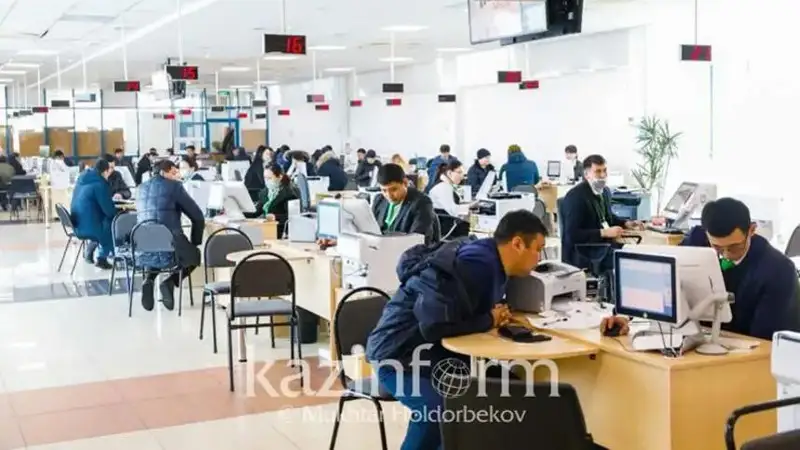 үстелге түкірді