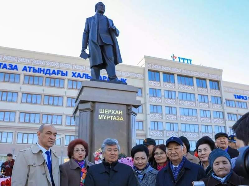 памятник Шерхану Муртаза Шерхан Муртаза Жамбылская область