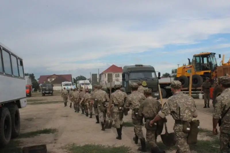 Более 1000 тонн грязекаменной массы ежедневно вывозят военные из пострадавших от селя районов Алматы (ФОТО)