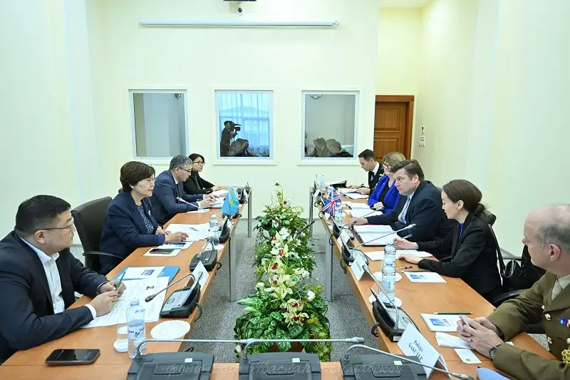 哈萨克斯坦议会下院议员会见英国武装部队国务大臣