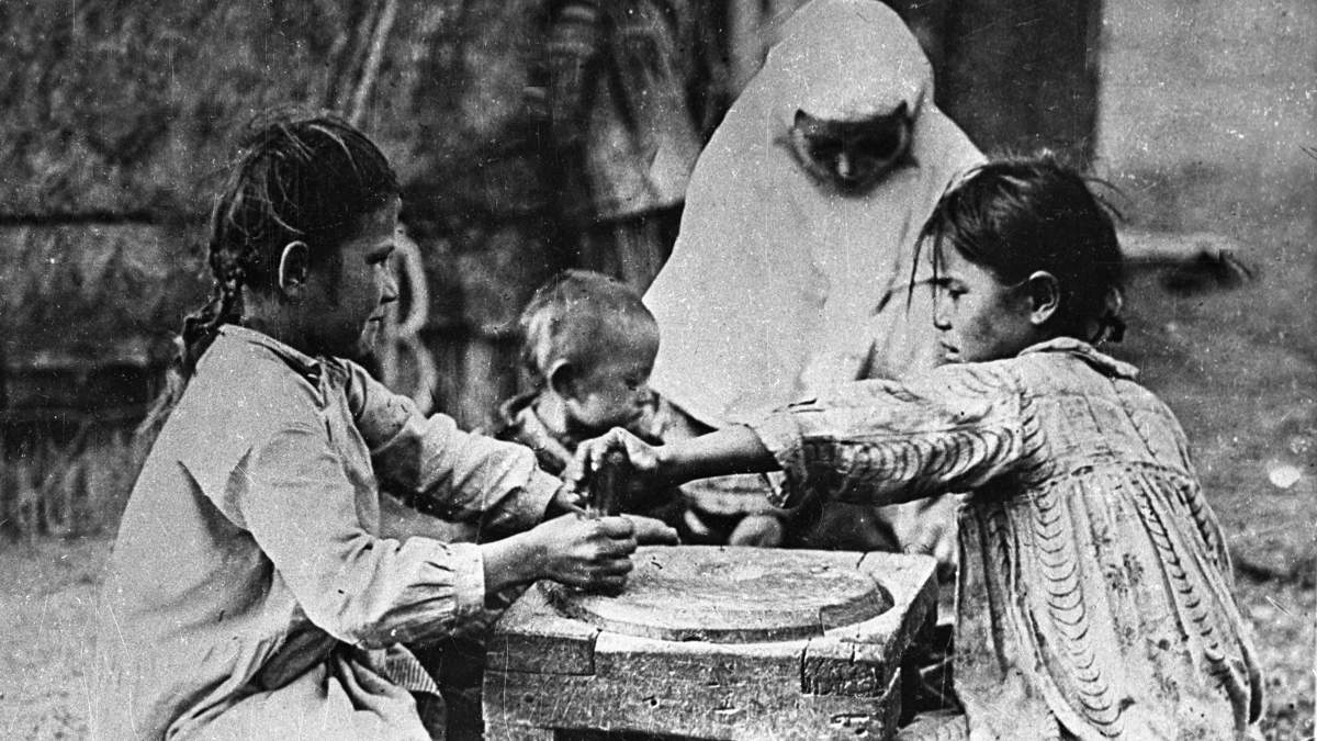 Ручная мельница в казахском ауле