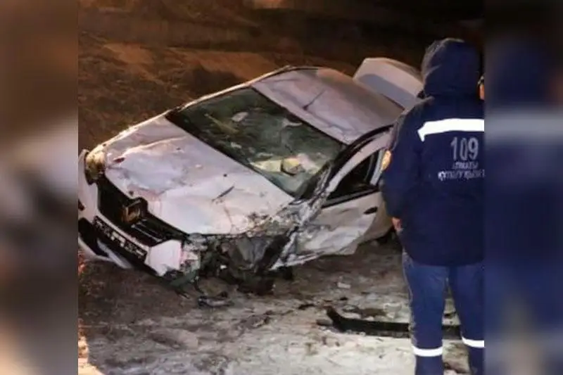 Úlken Almaty kanalyna jeńil kólik qulap ketti