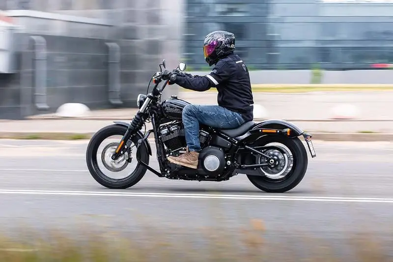 Mototsıklmen túnde Petropavldyń Jambyl kóshesimen júrýge tyıym salyndy
