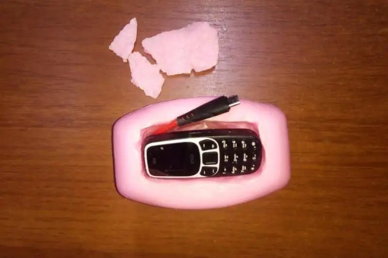 Tarazda túrmege poshtamen joldanǵan sabynnyń ishinen telefon tabyldy