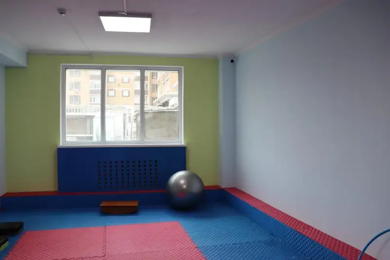 Kókshetaýlyq kásipker aýtızmi bar balalarǵa arnalǵan sport zalyn jóndep berdi