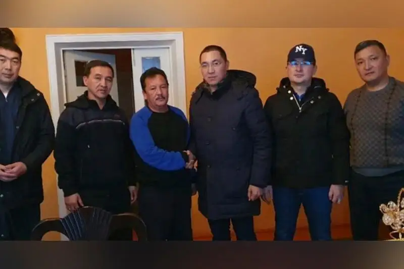 Polıtsııa bastyǵy ájethana kúzetpegeni úshin aıyptalǵan muǵalimnen keshirim surady