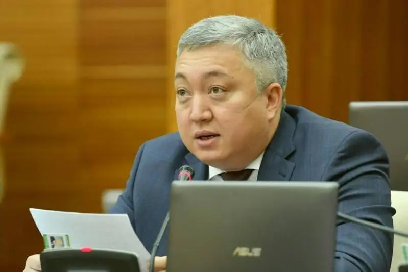 Májilis depýtaty áskerı zeınetkerler tap bolǵan problemany aıtty