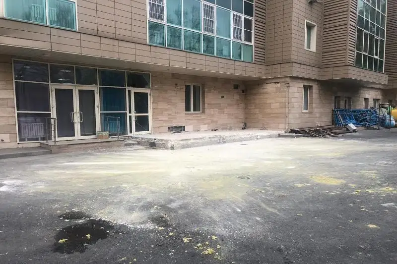 Almatyda kópqabatty úıdiń janynan zańsyz salynyp jatqan qurylys nysany súrildi